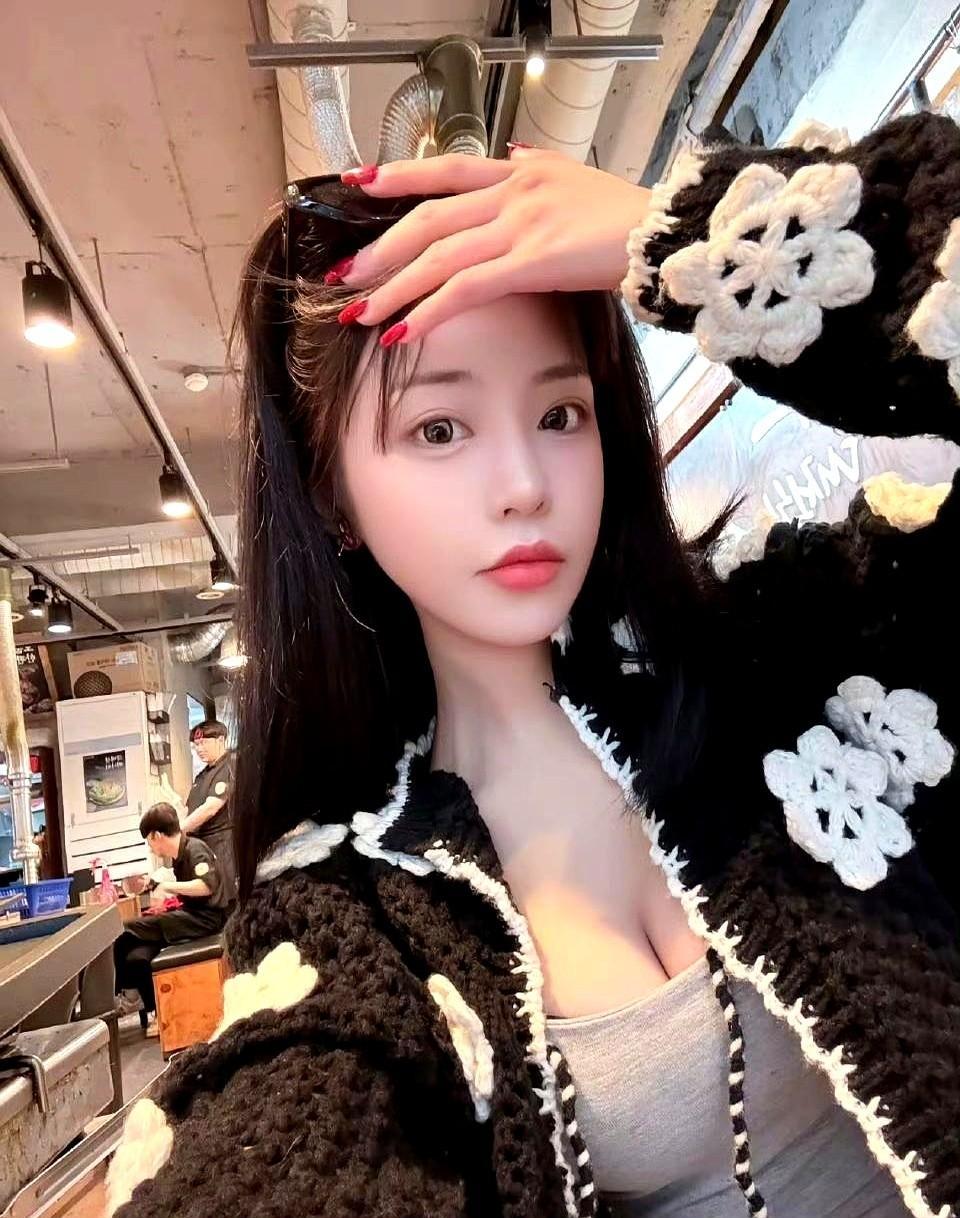 警方敲门了。
不是狗仔队，是穿着制服的。
那个自称睡遍顶流的女网友，录音还没删完