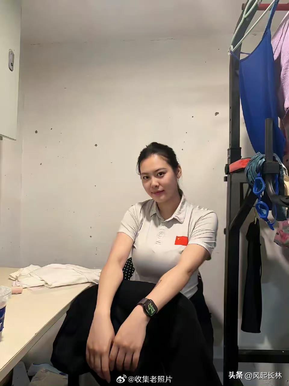 我们上学时的中队长。[玫瑰]