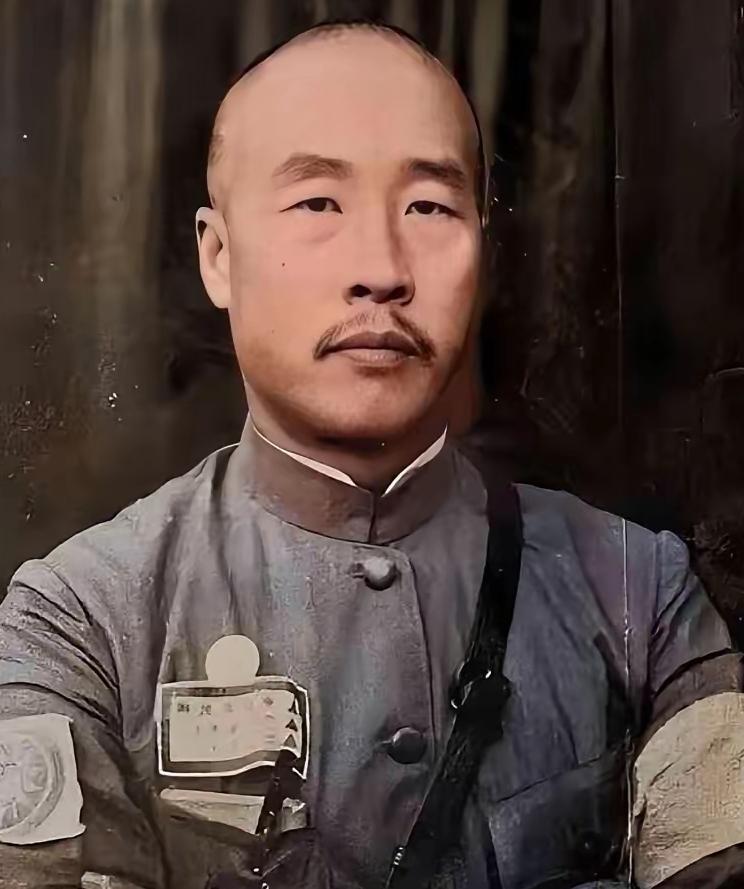 1937年，韩复榘叫来手下五个师长，讨论是否和日本人合作，孙桐萱带头说：“韩主席
