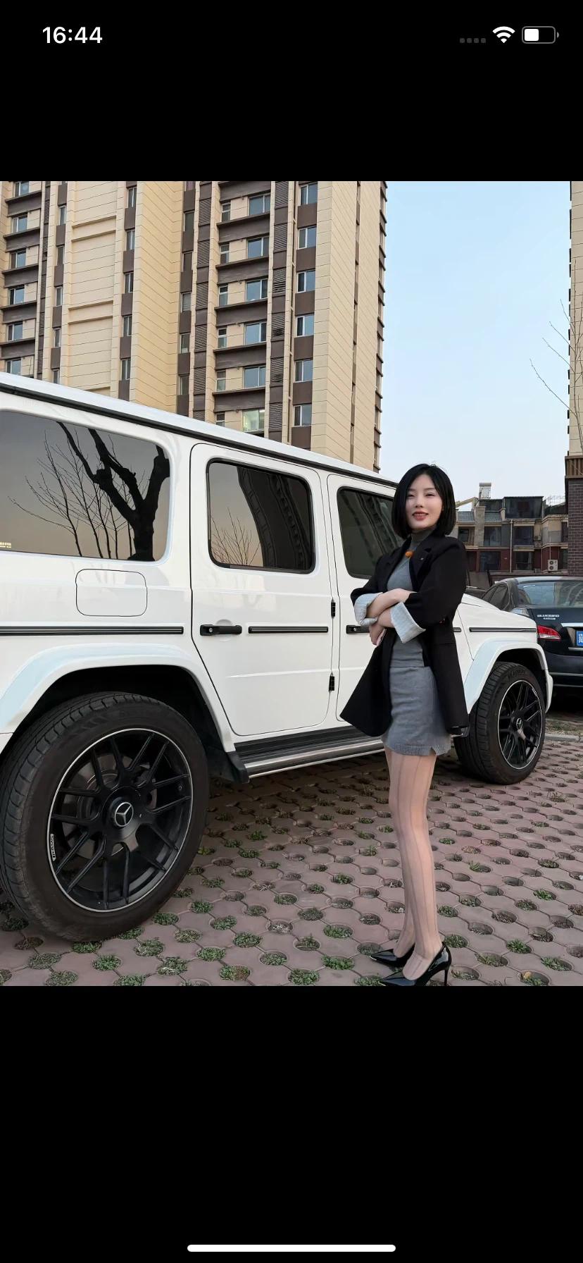 河北女富婆，保定刘娇娇，站在价值三百多万的奔驰大G越野车AMG G63旁，一身丝