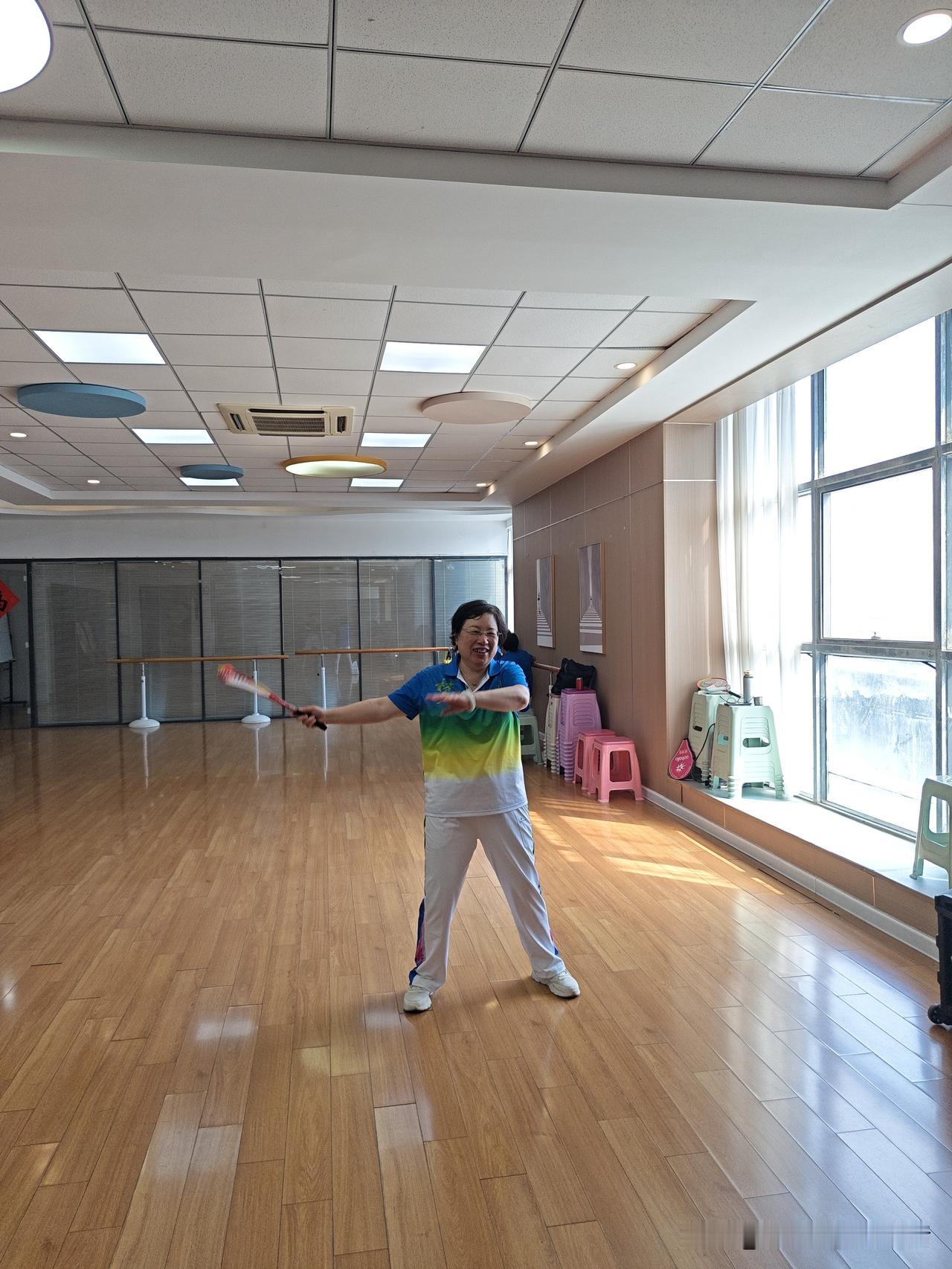 青岛退休大姐在城阳住了5天，整整快一个星期没摸柔力球拍，今天刚回到崂山家中，我立