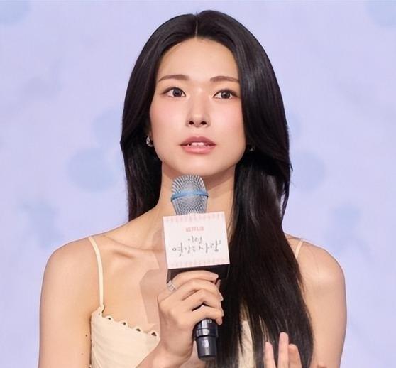 《韩女星安何英炫耀曾祖父，被扒是“亲日后代”，后续来了》韩国网民随后发现，安何英