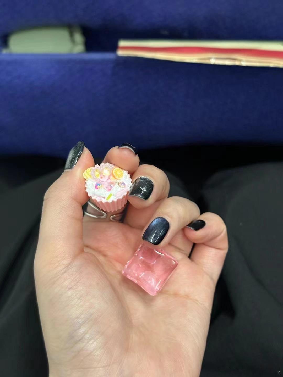 前几天在飞机上被两个小学年纪的广州小女孩夸漂亮以及赠送两个小青蛙和一副画🖼️?