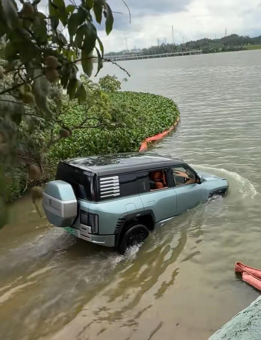 其他车下水成了泡水车，U8下水成了特技表演，难道U8是特制材料？
