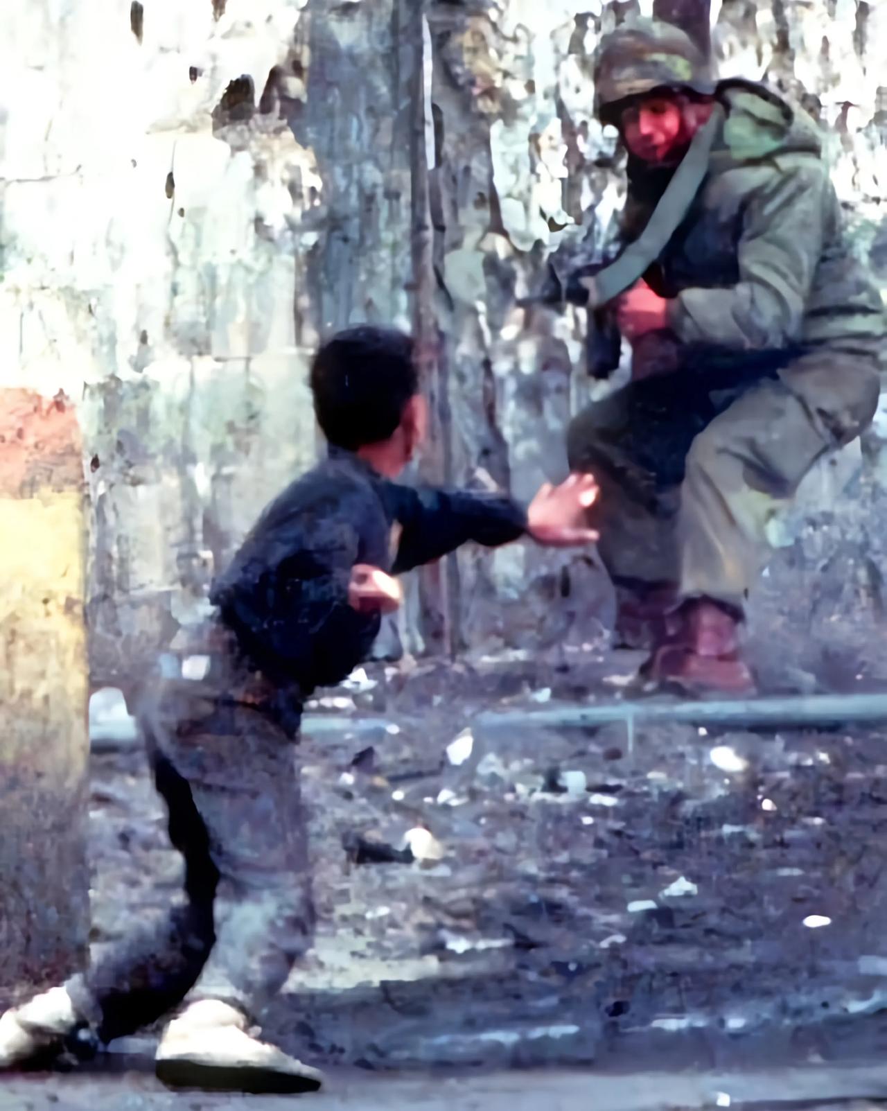 这是1993年在加沙贾巴利亚拍摄的照片，距今已经过去三十多年了，照片中巴勒斯坦男