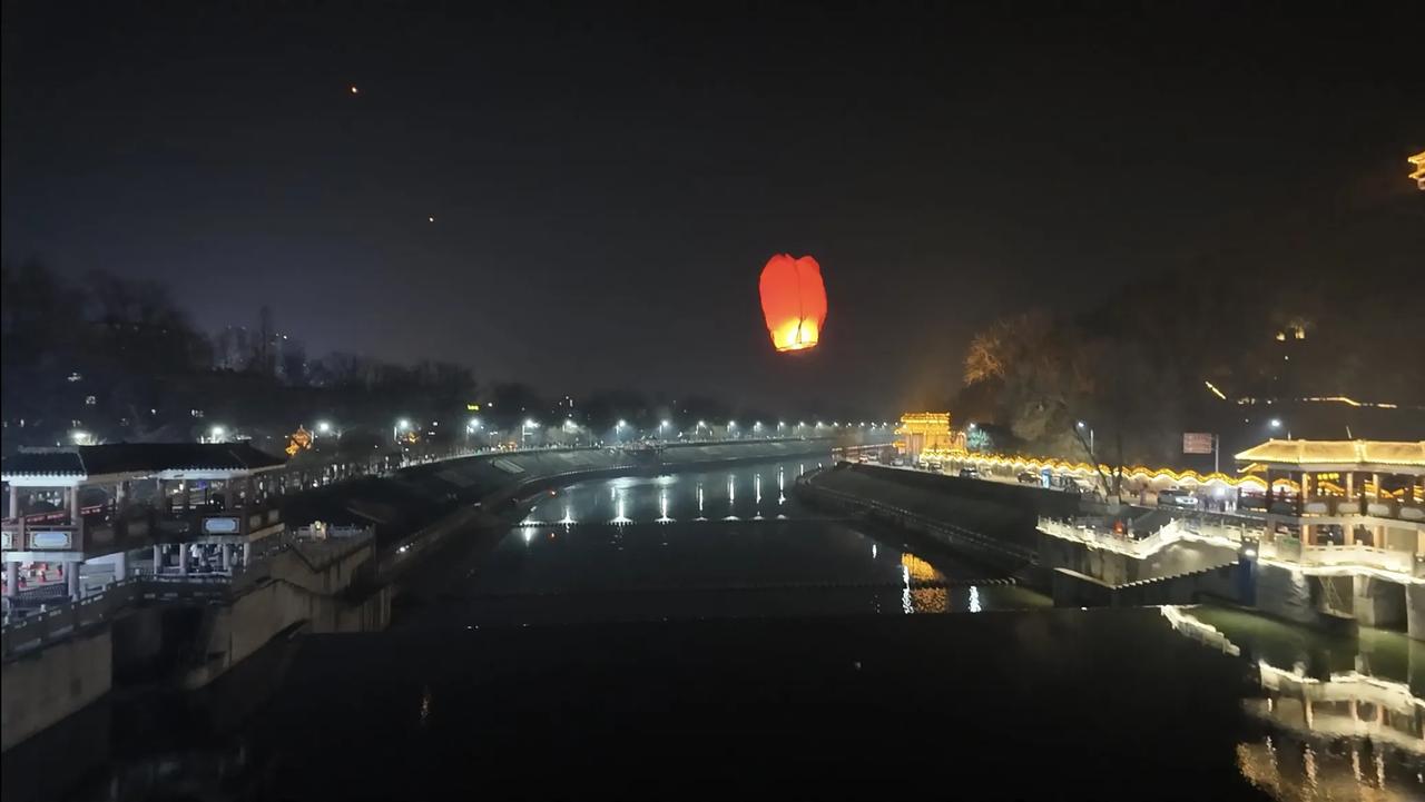 南漳年味拉满！水镜庄荐贤桥春节夜游，烟火孔明灯点亮千年古城！
这个春节，逃离城市