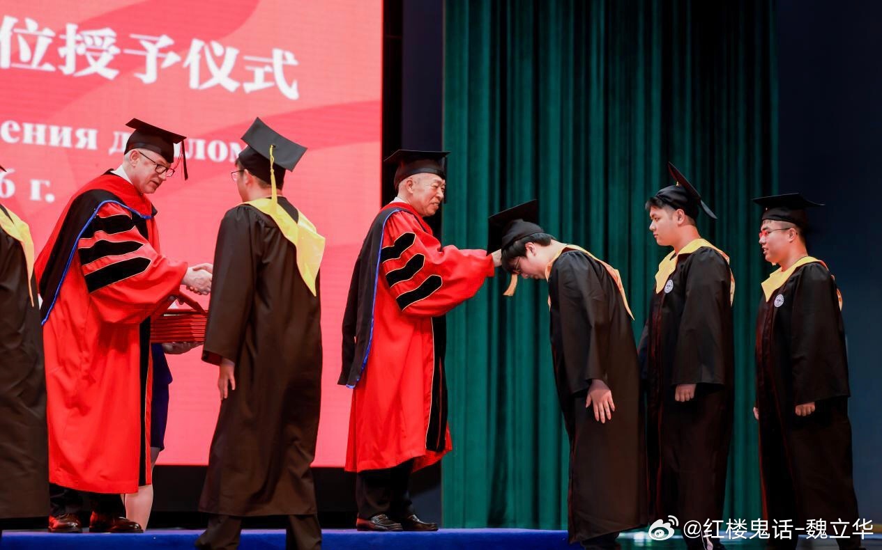 我从不参加“学位授予仪式”，看着不舒服一直！我是老派的心态。2005年人文地理学