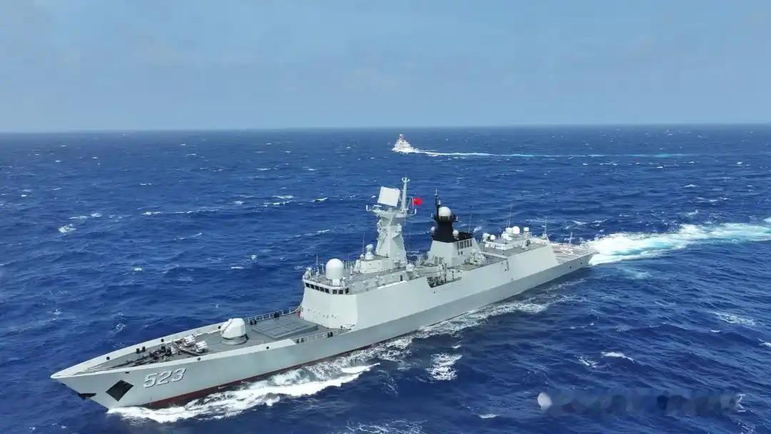 一枪没开，一炮没打，台当局反倒先破大防了！
 
8 月 12 日，中国海军红河舰