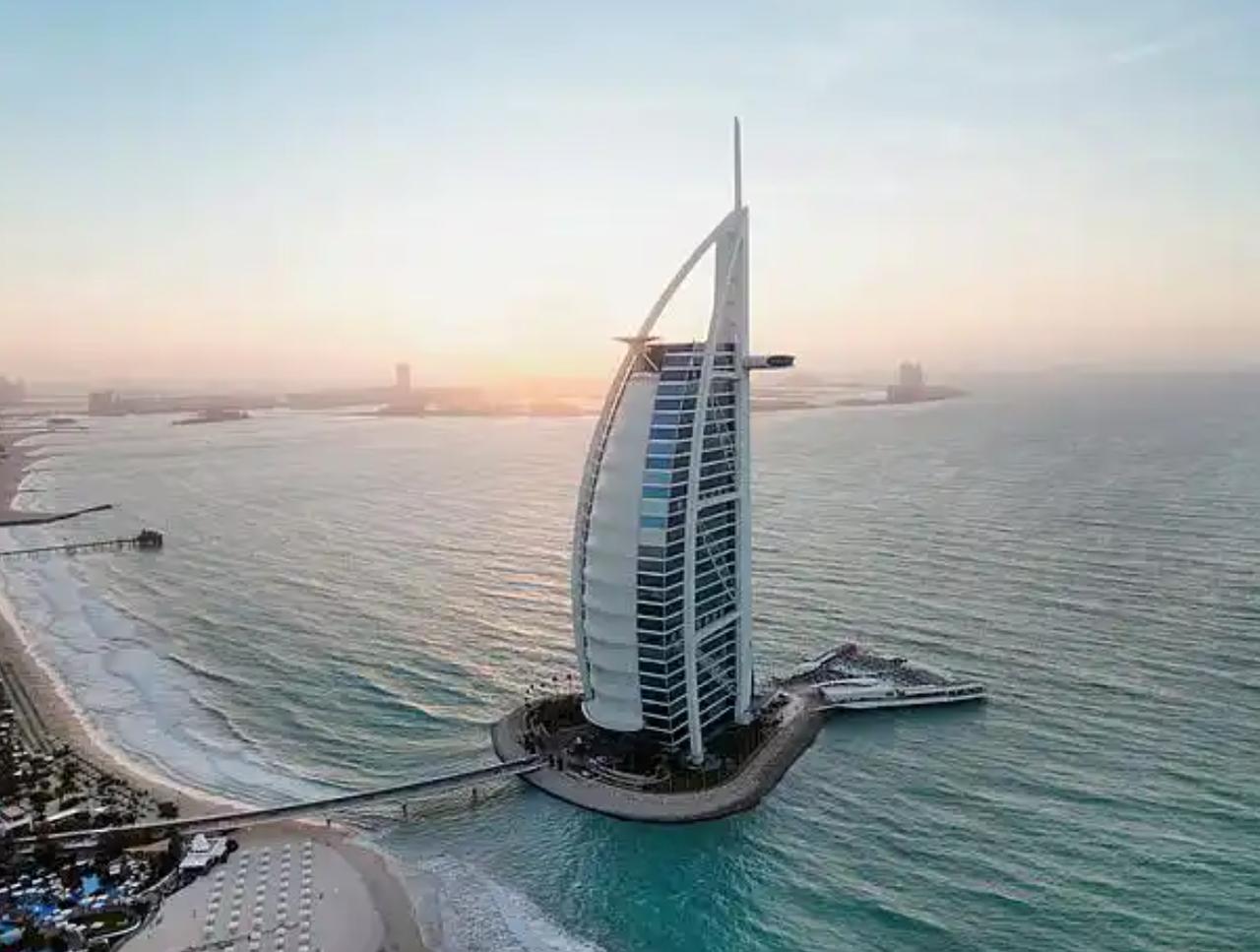 迪拜的帆船酒店要关闭了，时间是一年半。

据说，是因为在3月1日被无人机袭击发生