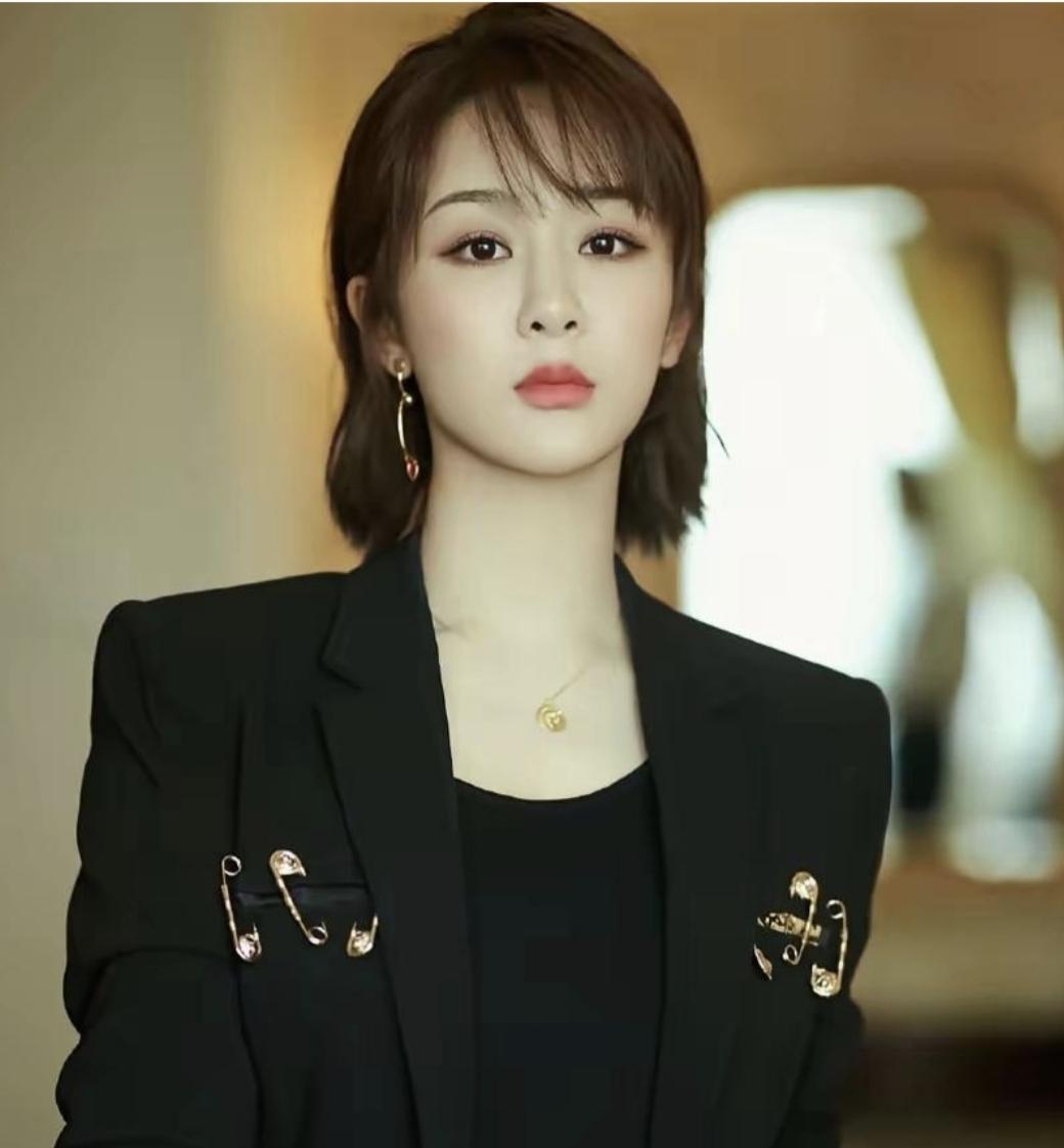 杨紫这张明显的医美脸，为什么资本没有抛弃？是因为她的演技还是因为她的努力？让资本