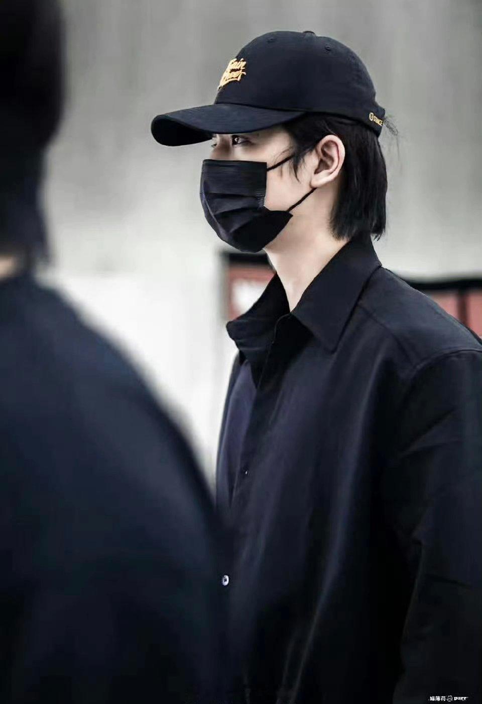 李宏毅深圳到达路透，黑色好酷好适合他