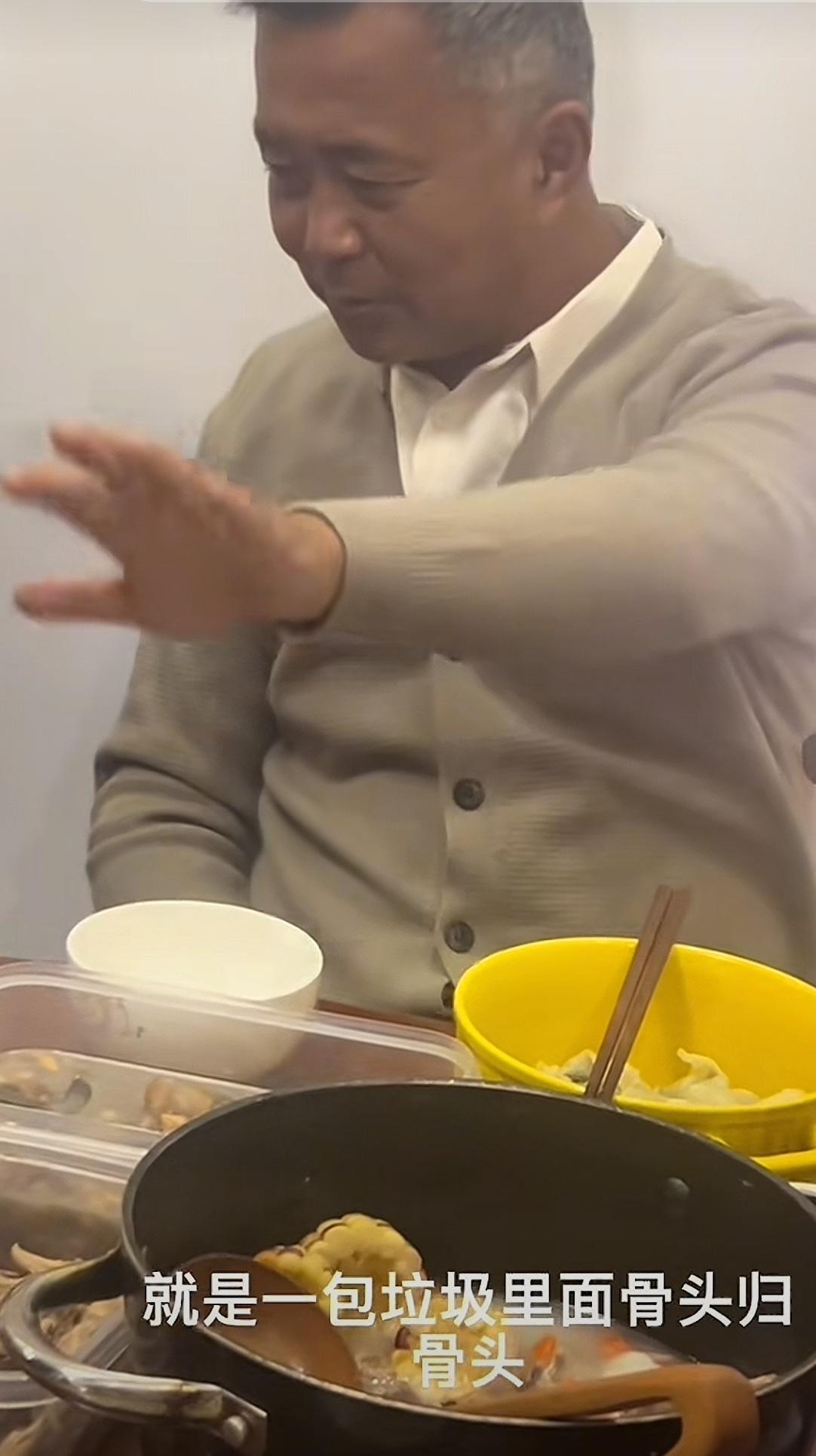 沈巍饭后谈垃圾分类，说自己想找一个分垃圾的地方，他们（相关部门）说你囤积垃圾破坏