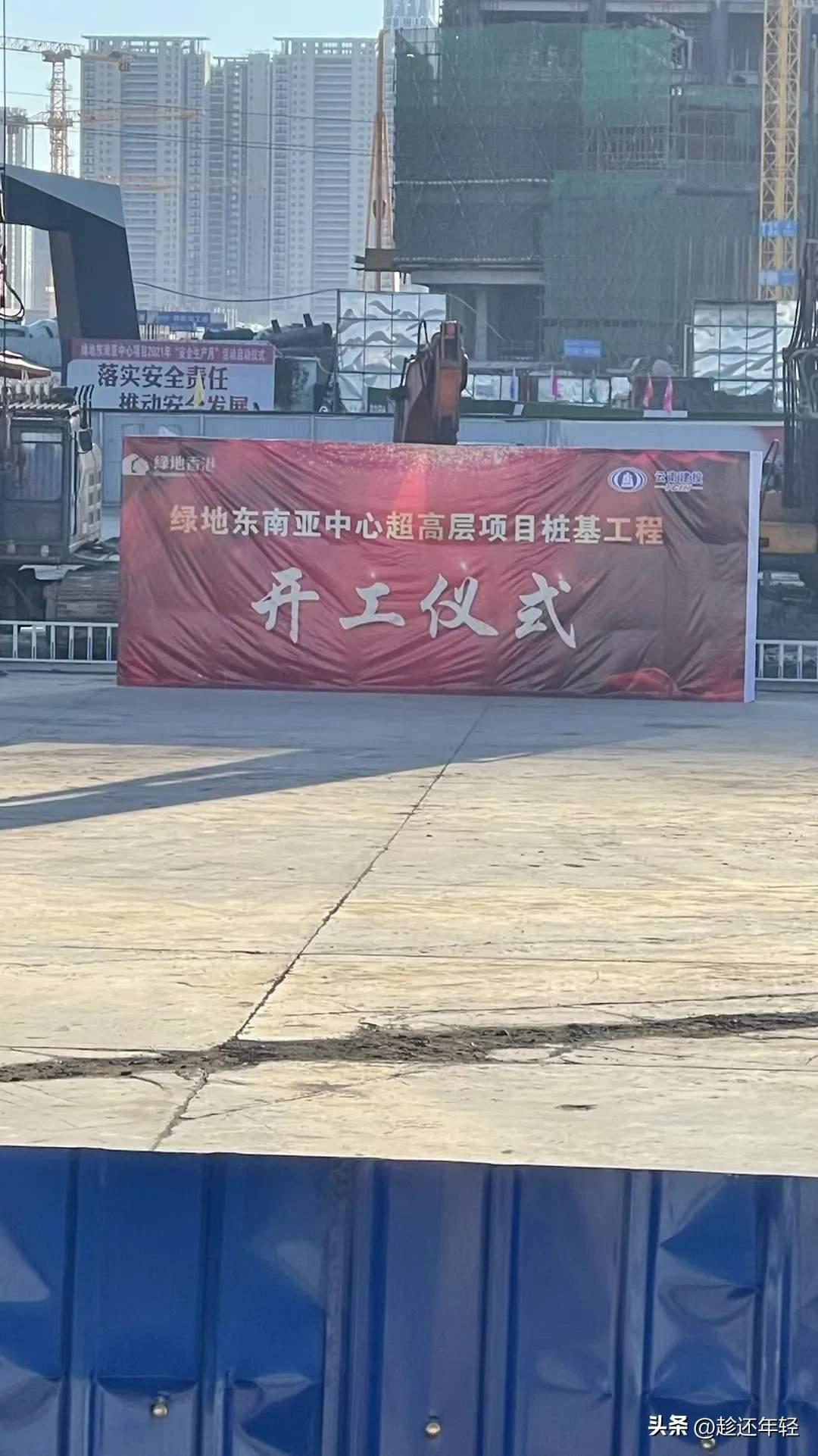 还记得三年前的绿地巫家坝428主塔楼的开工仪式吗？三年多过去了，这么好的地段，当