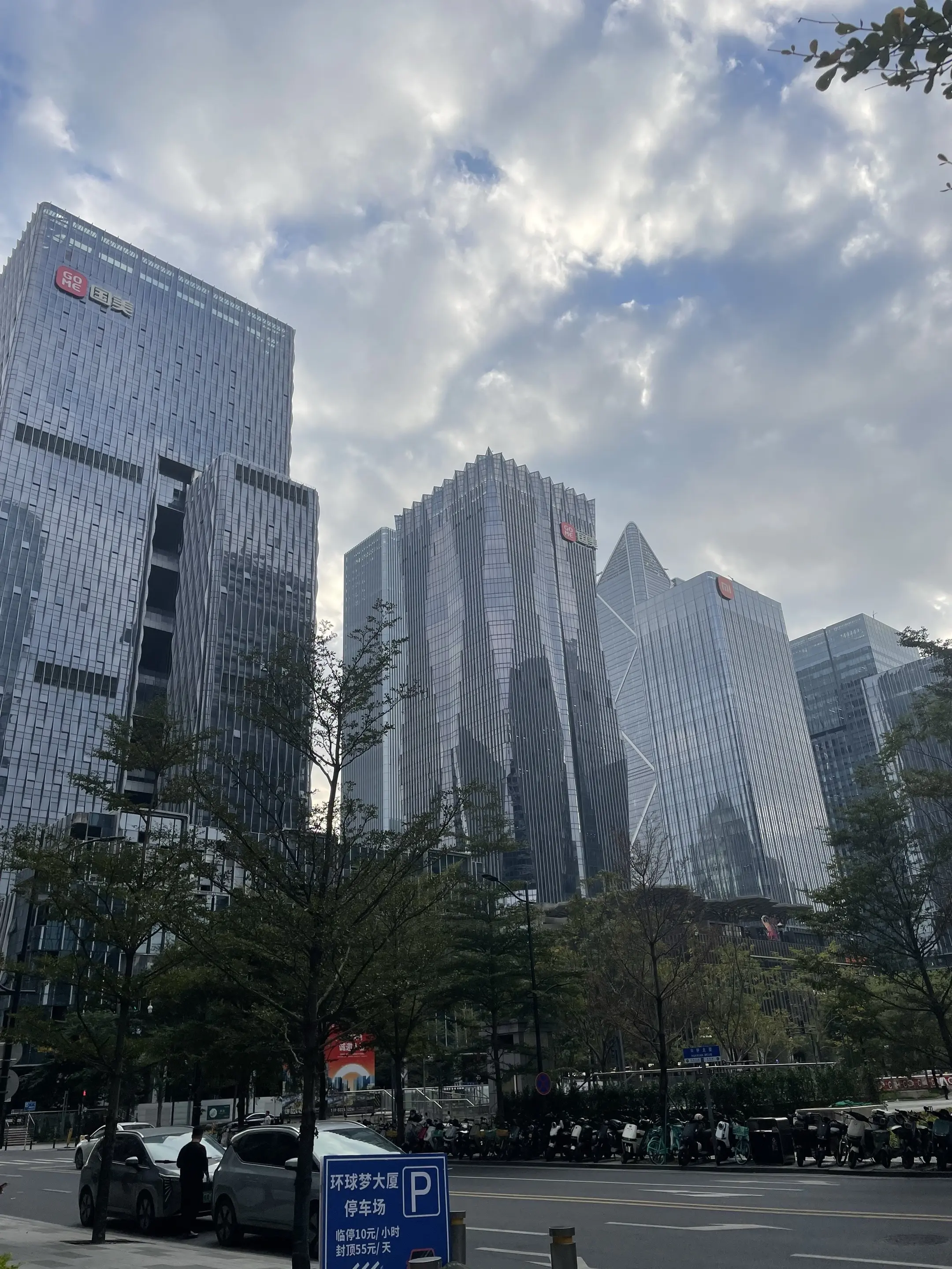 35岁首富的含金量真的越来越高了。   上次路过拍的位于广州琶洲的国美智慧城