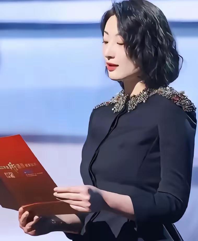 吃了一天的瓜后
总算理清楚了
昨天香港法院是判的冻结这个信托账户，首战算是告一段