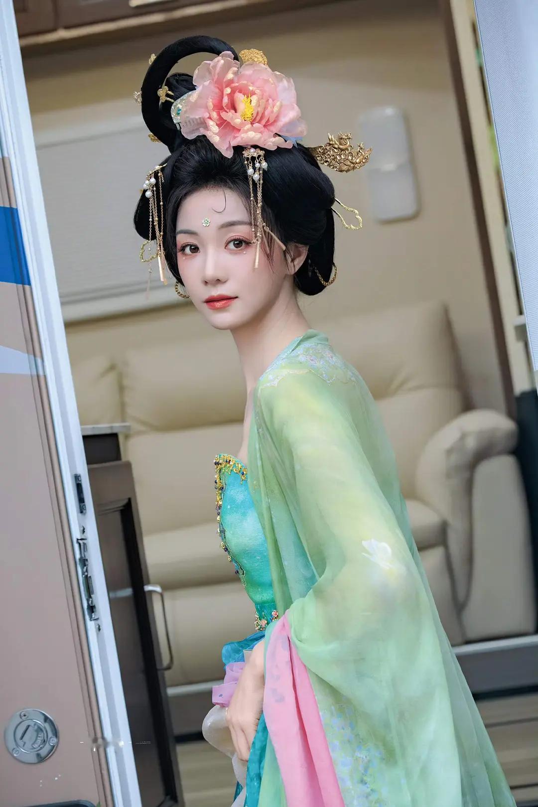 胡意旋新剧攻玉造型真的太美了，网友直呼像蝴蝶 