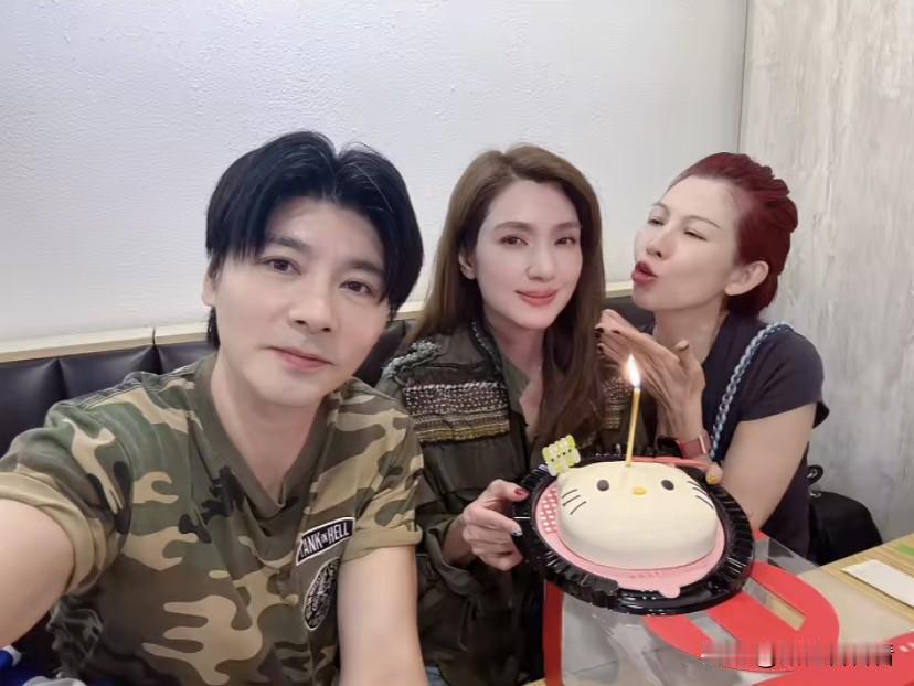 10月9日，蔡少芬张晋夫妇带儿子给好朋友洪欣过生日，朋友在一起庆祝生日也很开心。