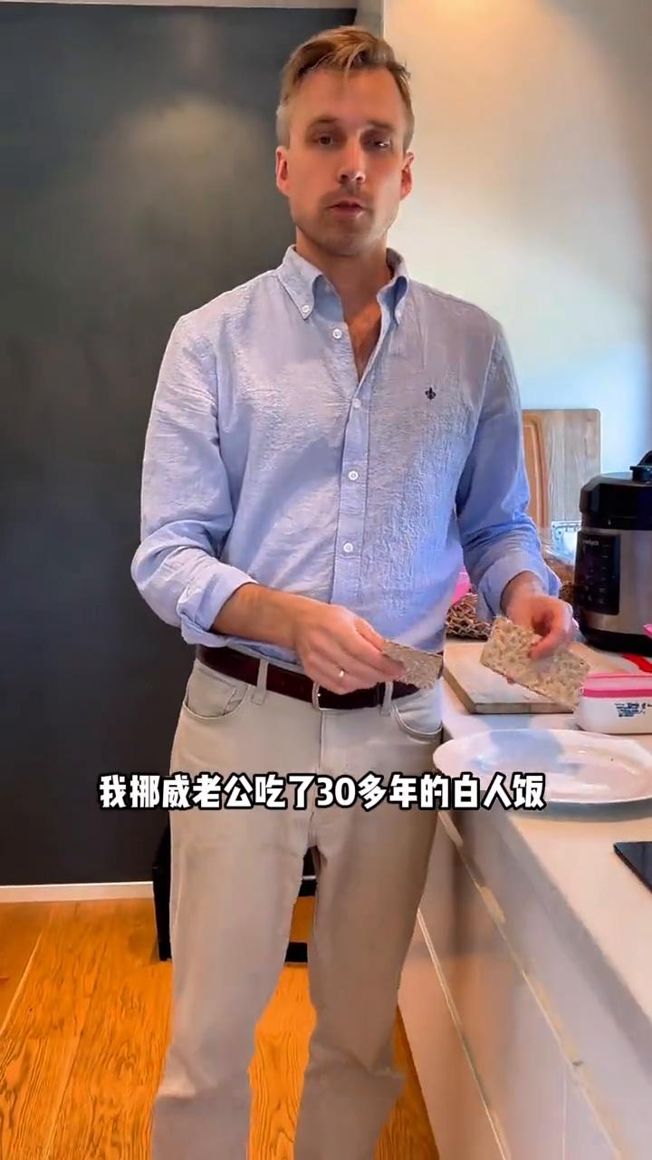 我挪我老公吃了三十多年的白润饭，像极了荒野求生。刚认识他时候看到这么吃饭，我当时