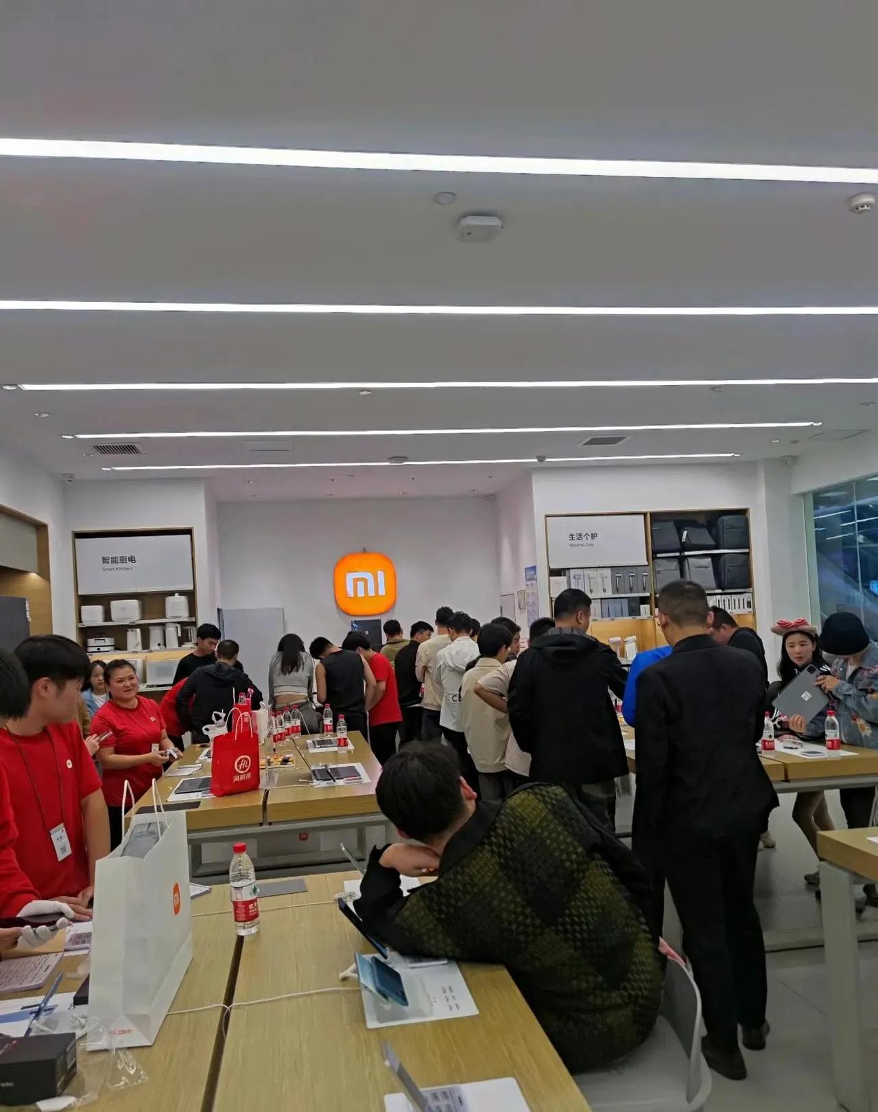 小米14取货也要排队了！这个人数不比苹果15发布的时候差吧
没想到六点的时候取货
