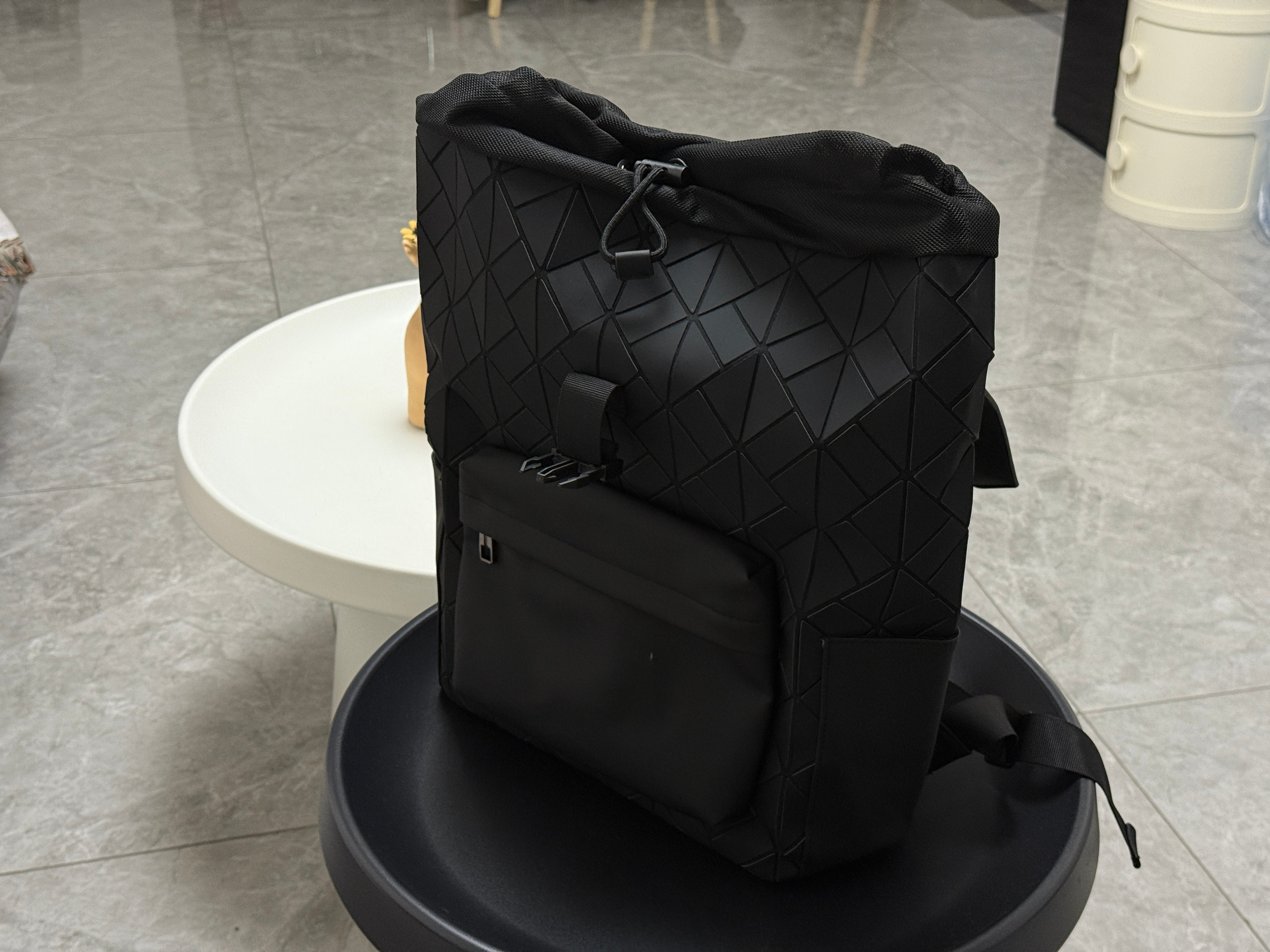 东风日产N6预售了，正好家里还有个日产的双肩包。哦，对。不是我的，是你们的。点赞