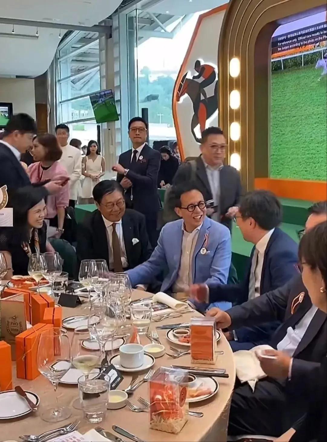 李泽楷现身马会参加聚会，能够坐在这张桌子上的都是一些商界的精英，大家把李泽楷围在