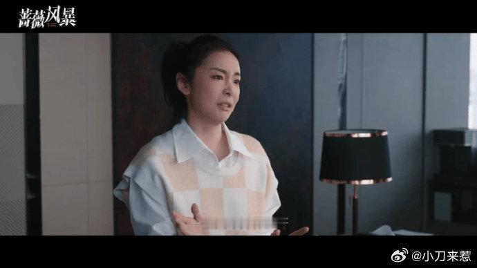 宝子们，高叶在新剧里唱歌，我内心激动难抑。从气场强大的大嫂到以歌声展现温柔坚定，