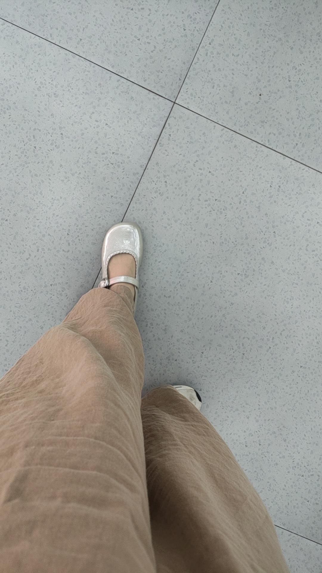 今天去买鞋子了，这个鞋子好看吗？试了无数次，好不容易相中一双鞋，还没有合适的号，