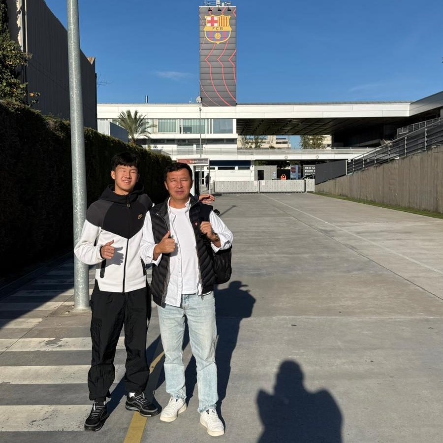世体：在充满欺诈和牺牲的艰难旅程之后，哈萨克少年卡里姆实现了梦想，与巴塞罗那签约