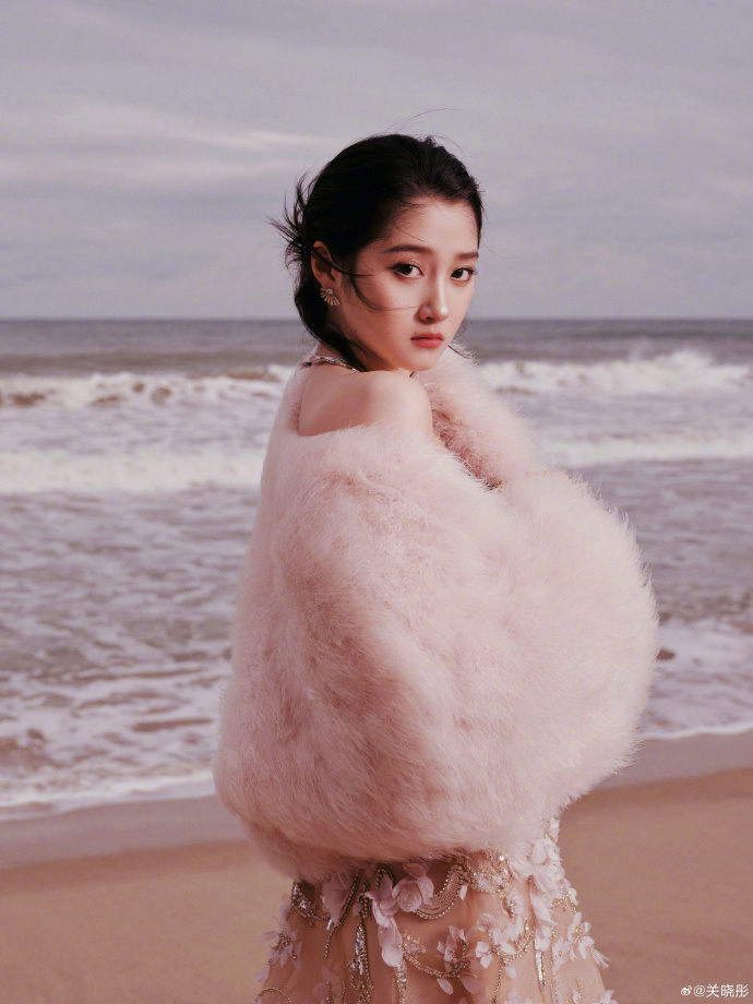 关晓彤ELLE风尚大典 ​​​出图感觉这次妆造是正常发挥，但是工作室滤镜好重啊[