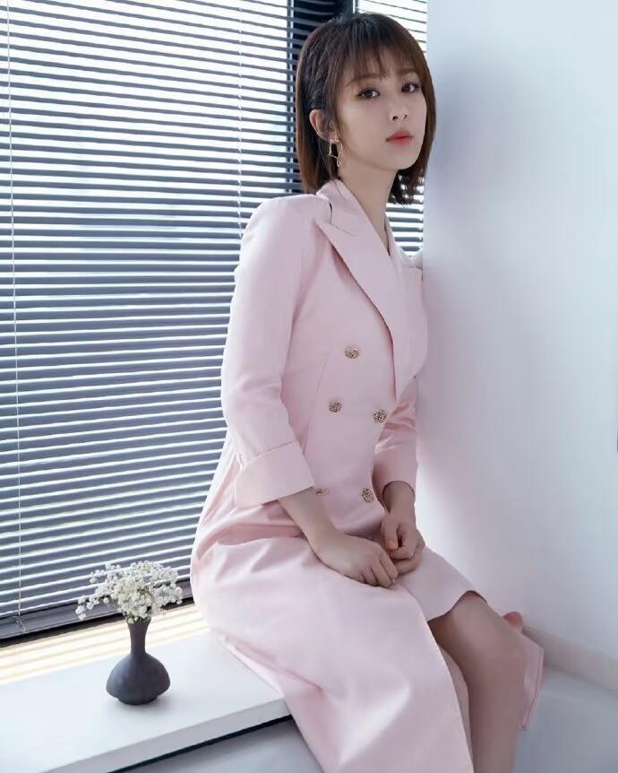 杨紫体制内女友杨紫我的体制内女友六五环境日活动现场领聘书，官媒镜头下谈吐沉稳举止