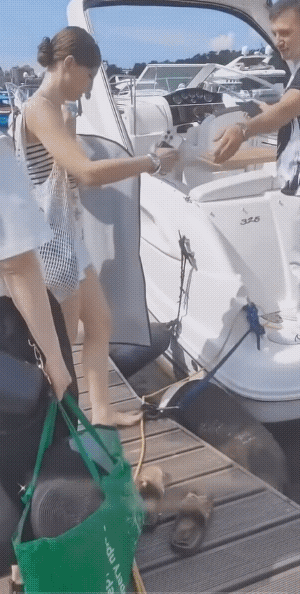 不能说女子反应慢湿了身，只能说她没有坐过汽艇没有经验。
女子还是很优雅的，小碎步