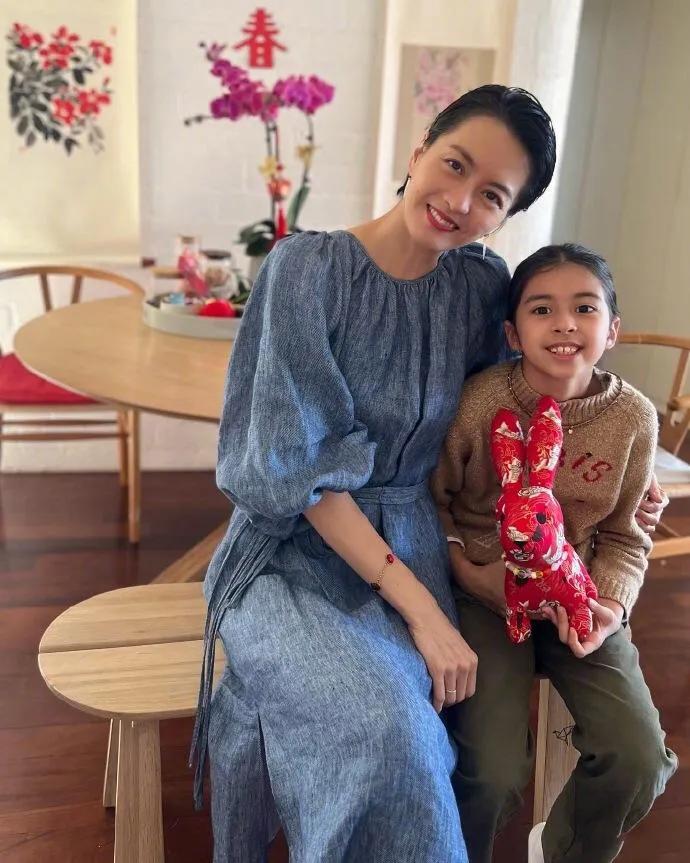 梁咏琪女儿这大长腿太抢眼了，加上是混血儿，长大后肯定也是个大长腿美女！