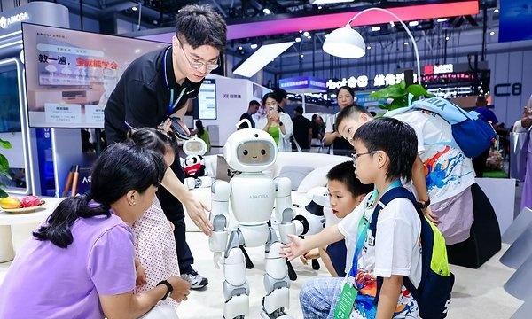 【墨宝Mobo亮相2026世界机器人大会：家庭具身智能有了"新伙伴"】北京202
