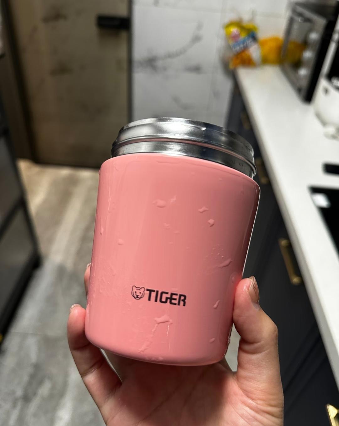 昨天有个不错的同事离职了
神神叨叨的送了个礼物给我，还说让我回家再拆
回家拆开一