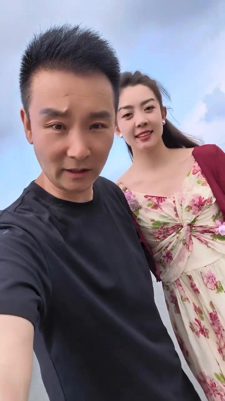 亲爱的家人们，我们已经马上就要到黑河了，这里叫肇东。我说是快到黑河了，看看我们革