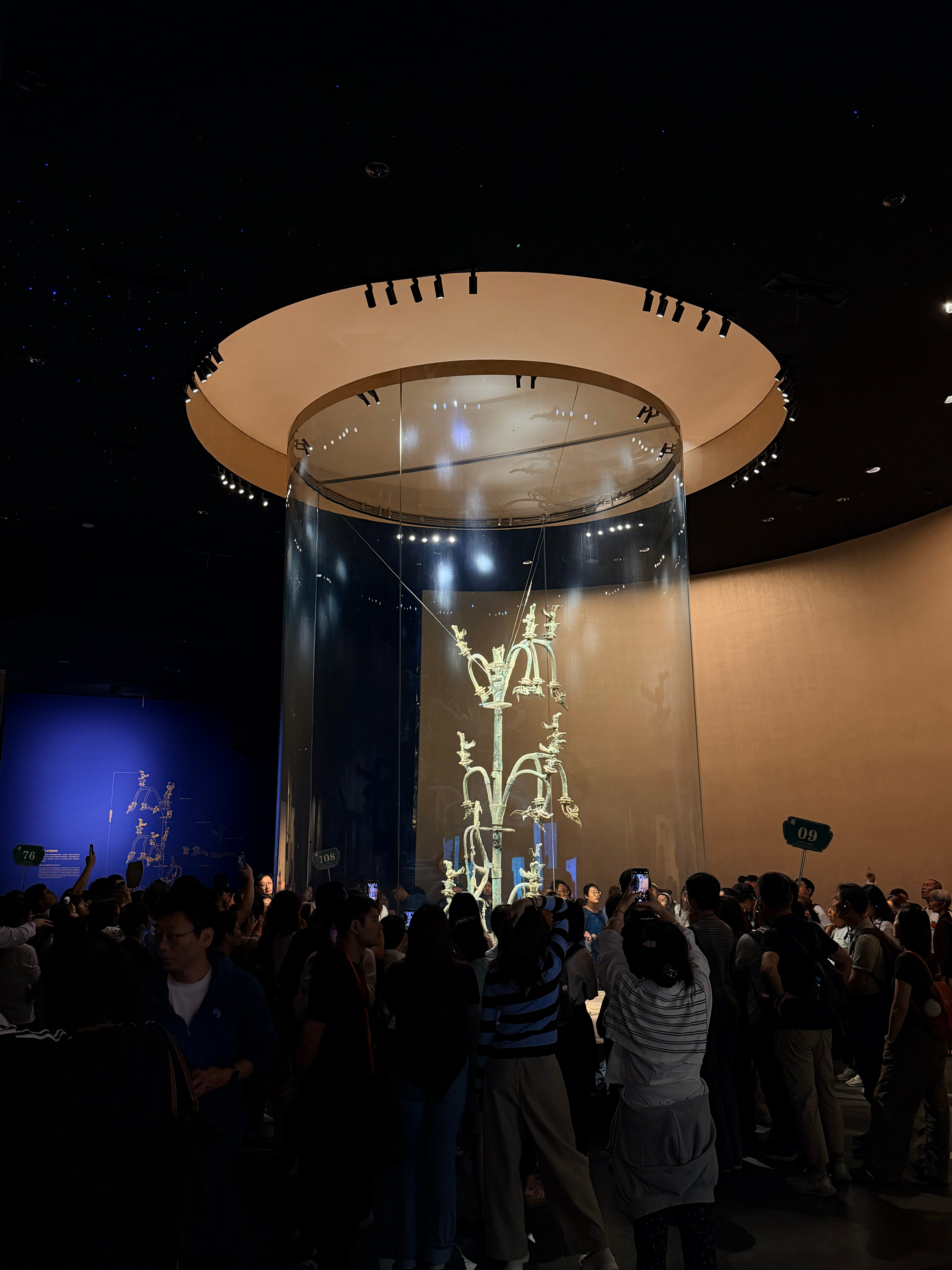 三星堆的策展和动线设计真是顶级，人流疏导，奇观设置，重要展品均匀分布，这些点做的