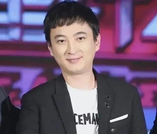 突然发现#王思聪#的沉默跟成龙如出一辙，当年吴绮莉为了逼成龙认女，召开记者发布会