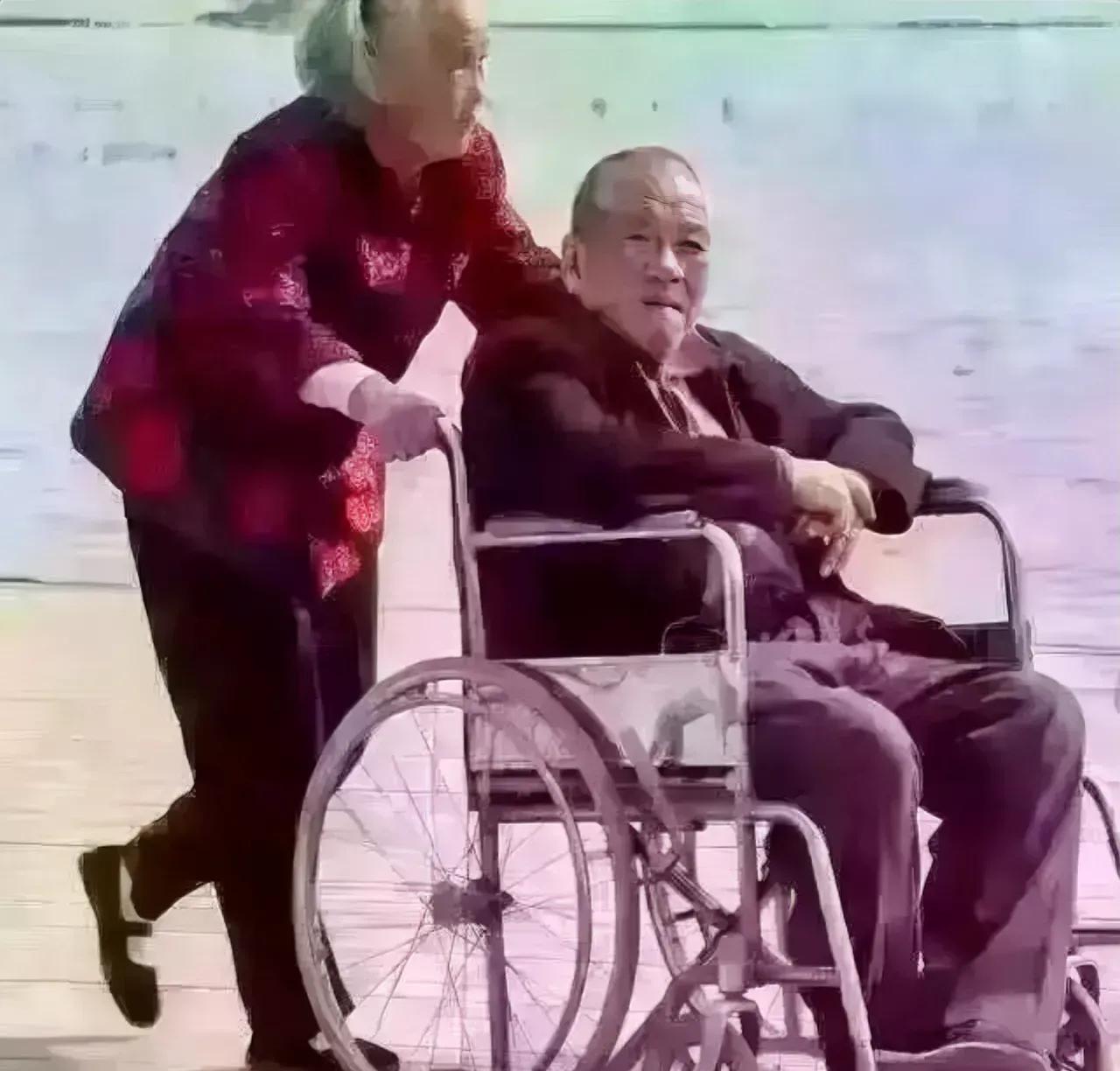 【辟谣】
一位79岁老太婆把82岁老头子推入河里，看着老头没有挣扎………
还说是