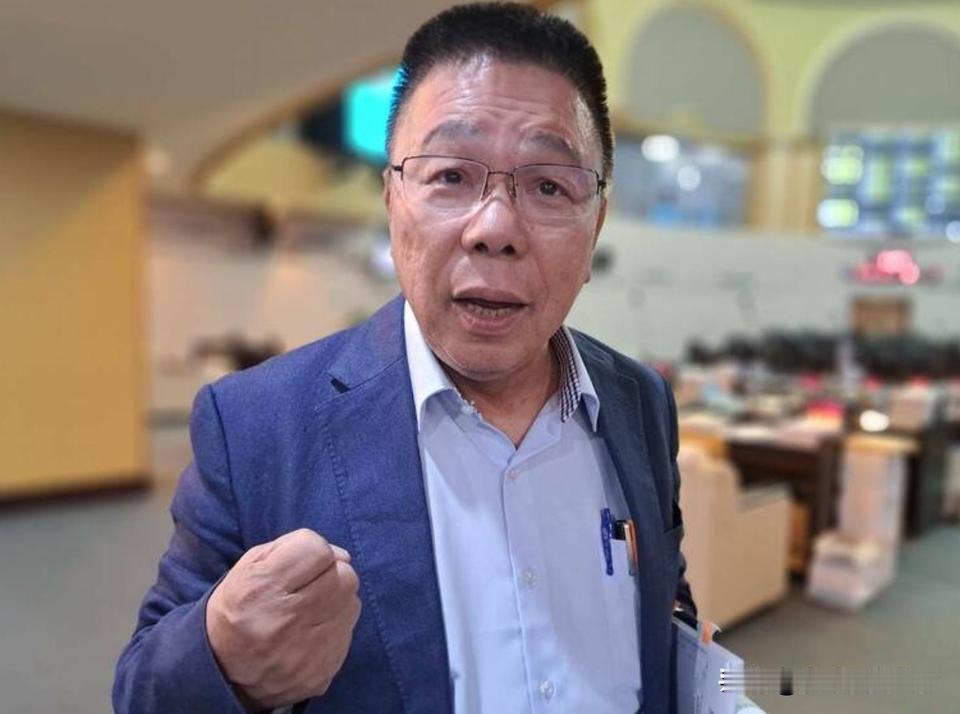国民党台南市“议员”蔡育辉点名批评郑丽文！11月3日，国民党的蔡育辉表示，建议党