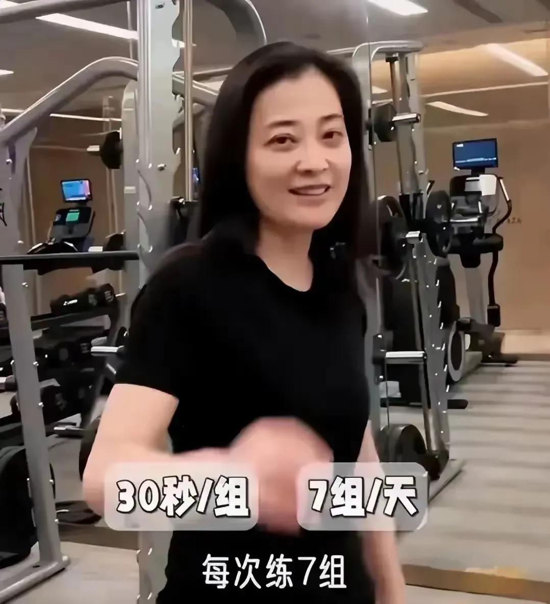 49岁梅婷晒素颜健身照，她穿黑色T恤又瘦又美，年近半百脸没垮！

提到梅婷，总是