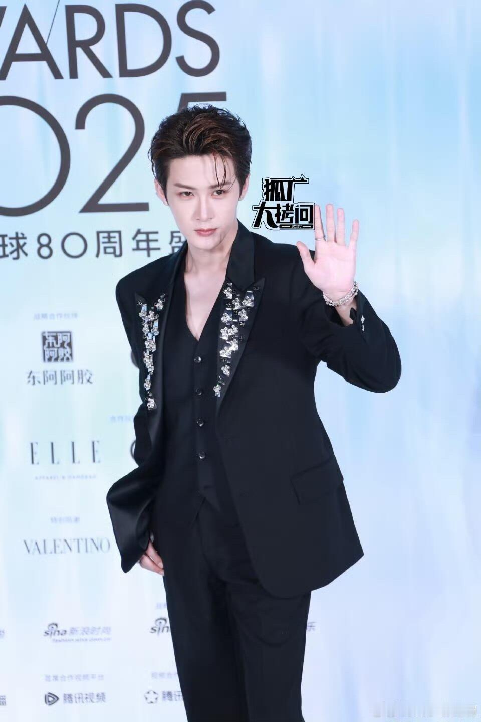 ELLE今晚的男明星红毯生图合集檀健次、张凌赫、董思成、周翊然、登陆少年、刘宇 