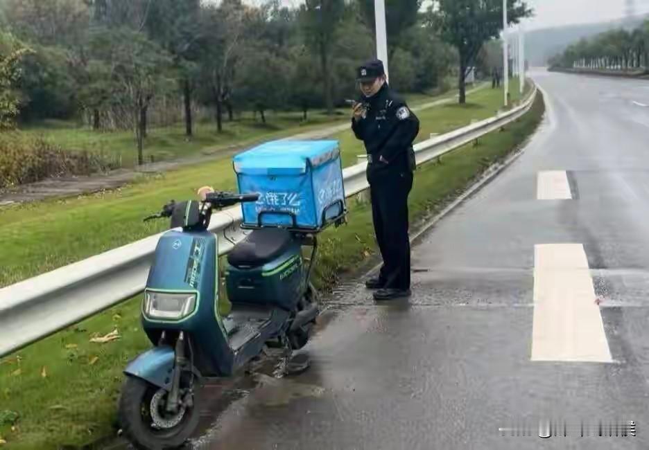 给这样的好民警点赞！

一辆外卖电动车停在路边4天了，却不见人过来认领，民警耗费