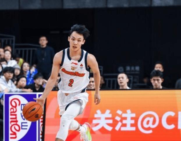 徐杰伤退，胡明轩仅8分外加5失误，萨姆纳35分7失误后卫线表现糟糕

新年第一天