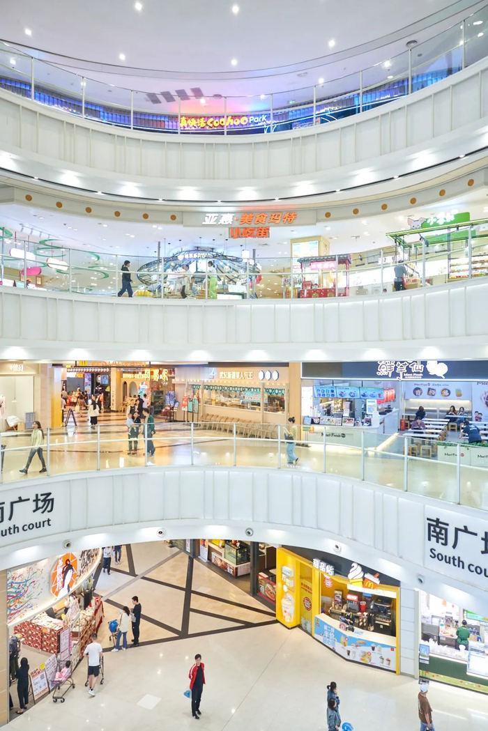 一家人星期天中午到永旺梦乐城武汉经开店吃中饭。我还是第一次来这座商场，可真大呀！