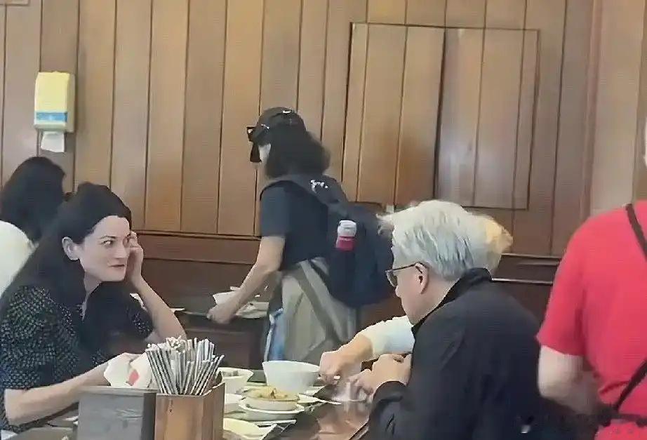 63岁黄仁勋与蓝带厨师出身、现任英伟达高管的女儿现身台北小店，网友直呼这简历比科