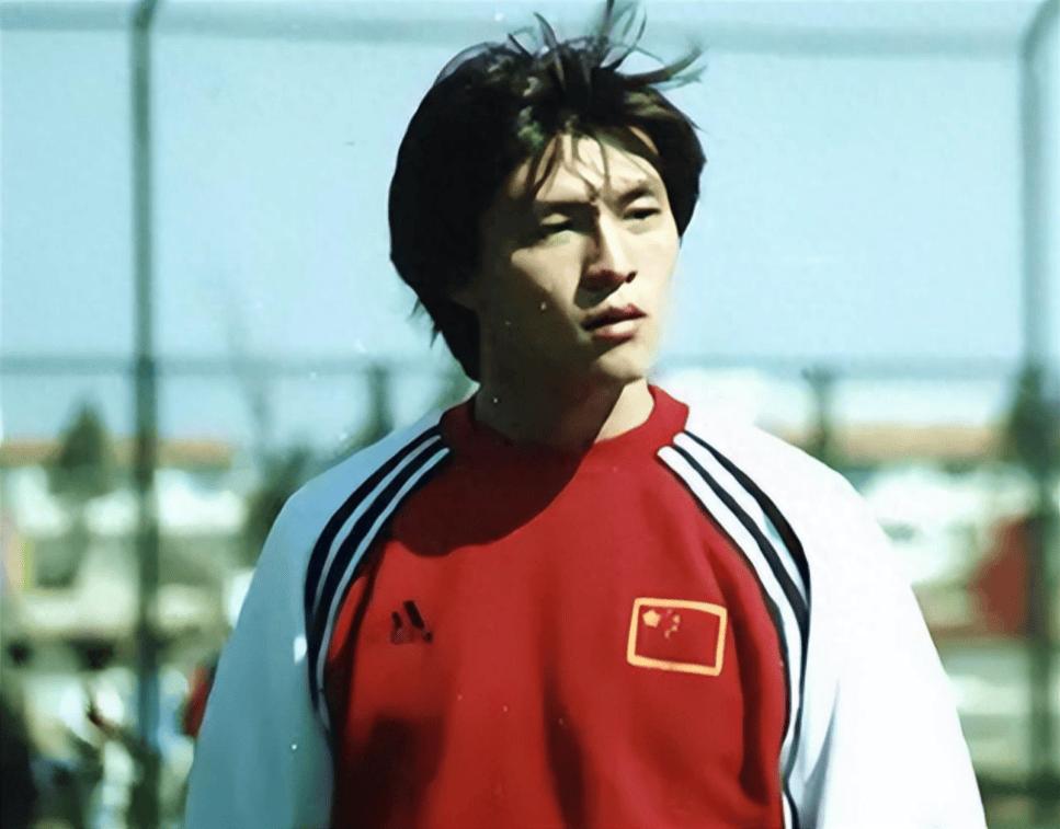 张玉宁坦言，自己去酒吧或是茶馆，只有一个要求，就是座位要足够柔软，能让他随心所欲