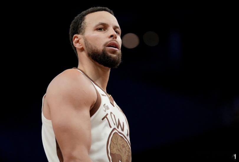 NBA常规赛，湖人105-99力克勇士。赛后，詹姆斯接受了采访。谈及库里（右侧髌