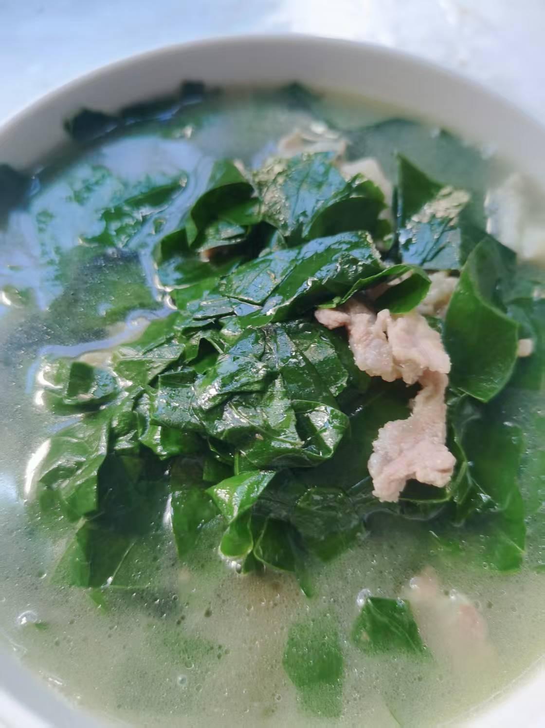豆叶滚汤有人吃过吗？豆叶纤维素很高，不喜欢吃的人估计像吃布一样，加瘦肉滚汤，我觉