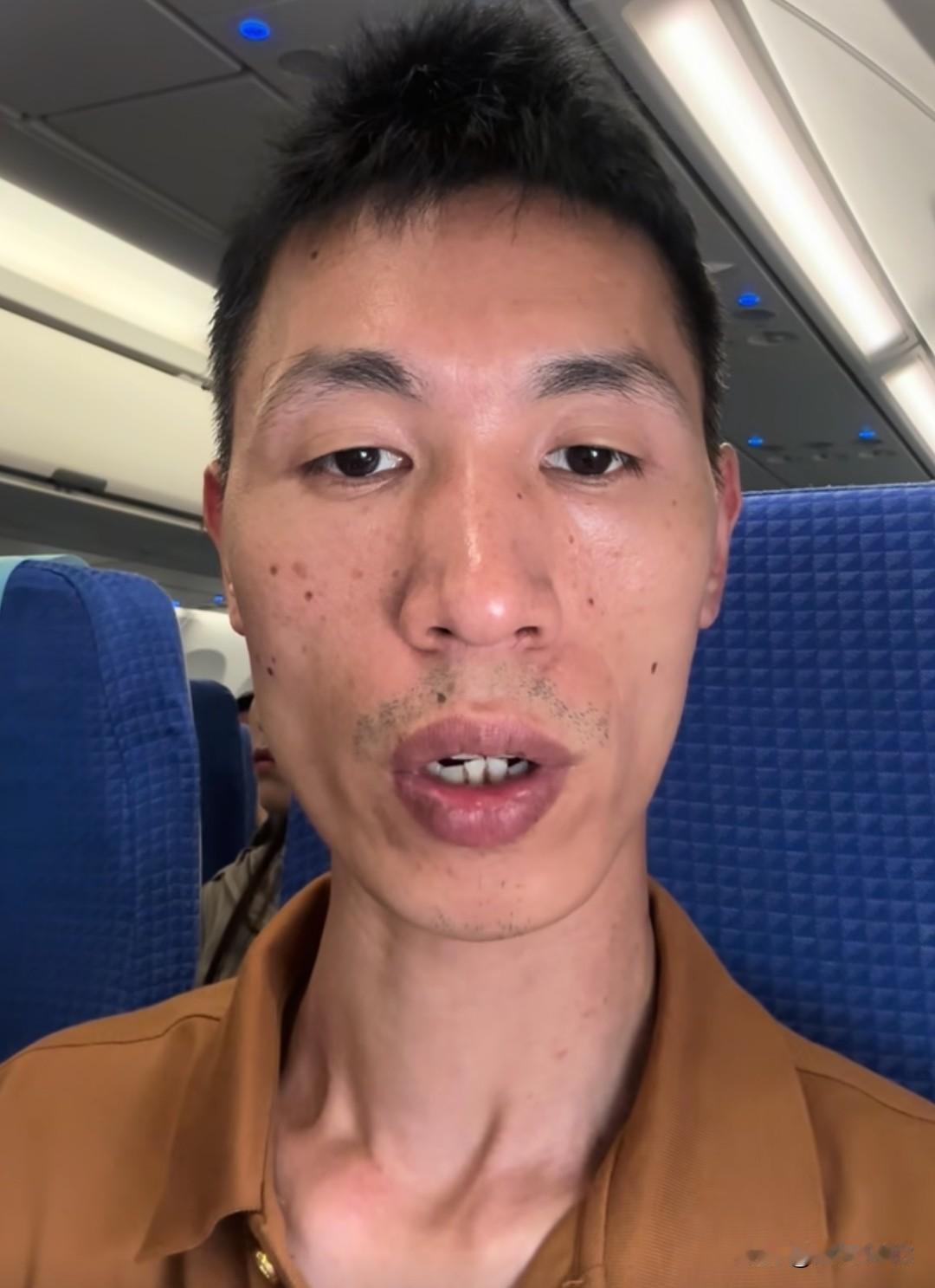 李鑫昨天直播带货之后准备到仙桃和姐姐相聚。谁知道呢？和姐姐联系之后，姐姐说她要回