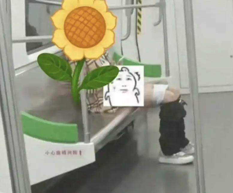 南宁地铁最近是怎么回事？怎么净冒出一些牛鬼蛇神来。
男子当众上大号的事才过去没多